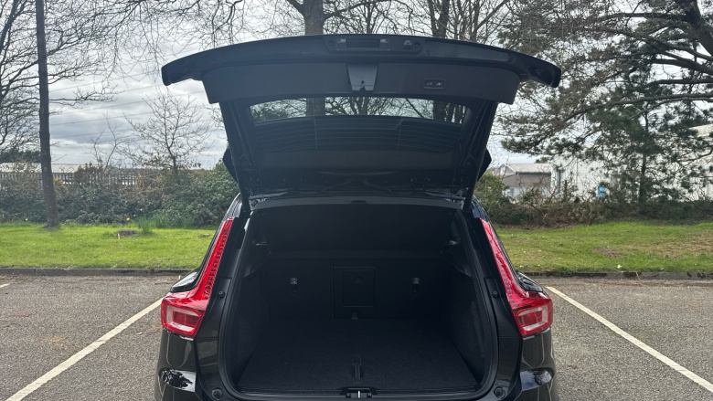 Volvo XC40 2.0 B3P Plus Black Edition 5dr Auto Petrol Estate